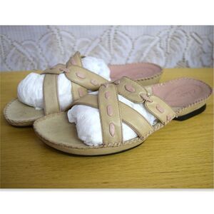 Clarks Artisan Womens Sz 10 Beige Pink Sandals Slip On Leather Flats Straps Chic